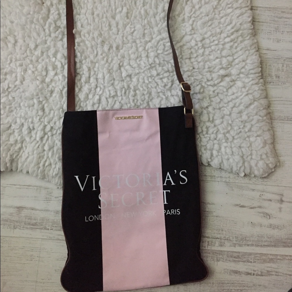 Victoria Cross Body Bag
